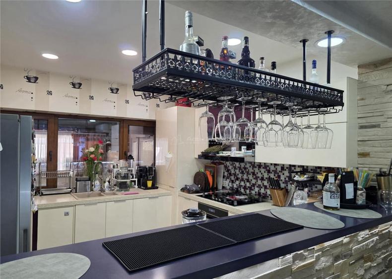 Casă cu 4 camere cu Teren 260 Mp în 1 Decembrie