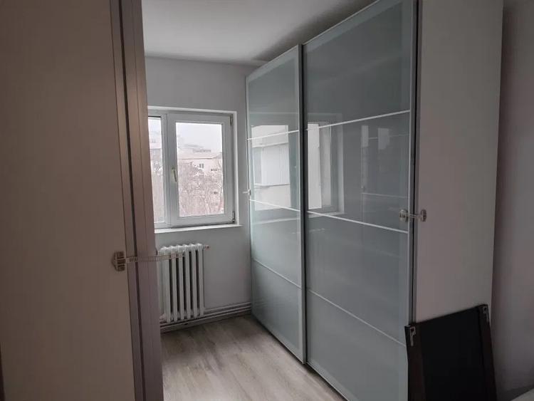 Apartament cu 3 camere semidecomandat, mobilat în Baza 3