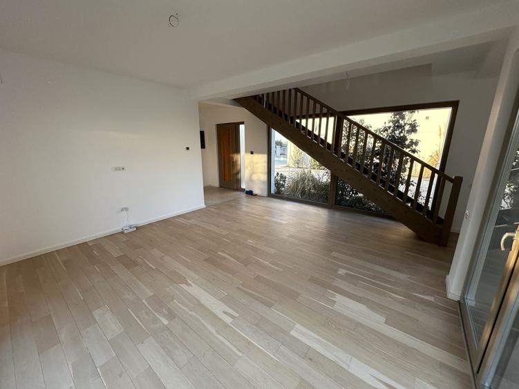 Duplex cu 5 camere cu Canalizare în Exterior Nord