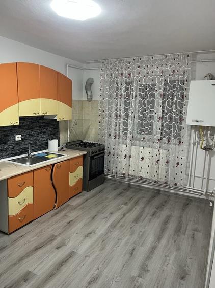 Apartament cu 3 camere decomandat în Piața
