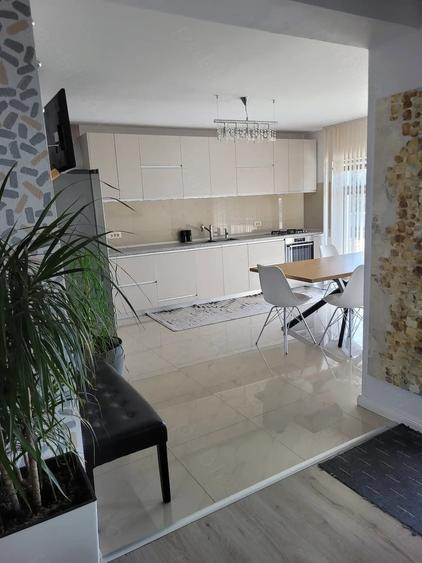 Casă cu 6 camere cu Teren 1600 Mp în Isvarna