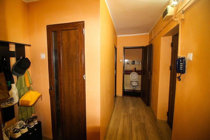 Apartament cu 3 camere decomandat în Teiș