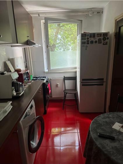 Apartament cu 3 camere semidecomandat în Drumul Taberei