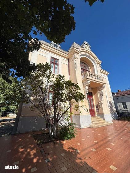 Casă cu 9 camere decomandat cu Teren 1470 Mp în Central