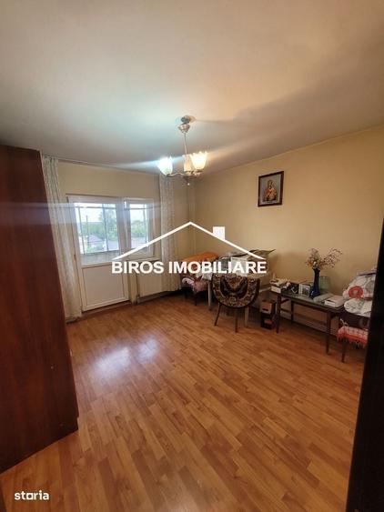 Apartament cu 3 camere decomandat în Rovine