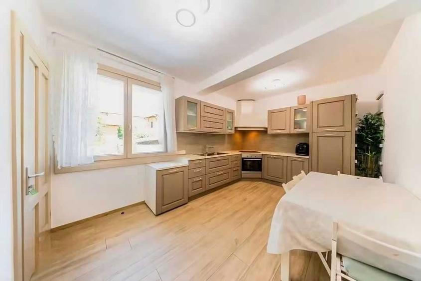 Casă cu 4 camere decomandat în Romanilor