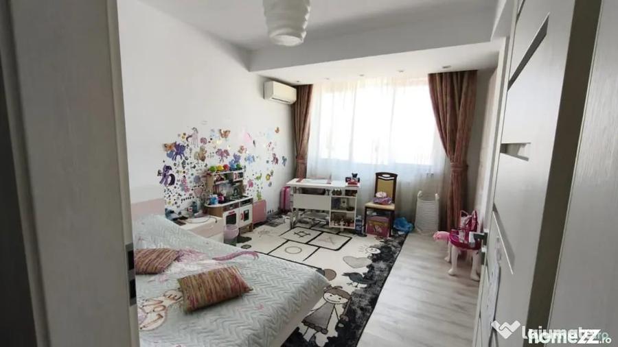 Apartament cu 4 camere decomandat în Est