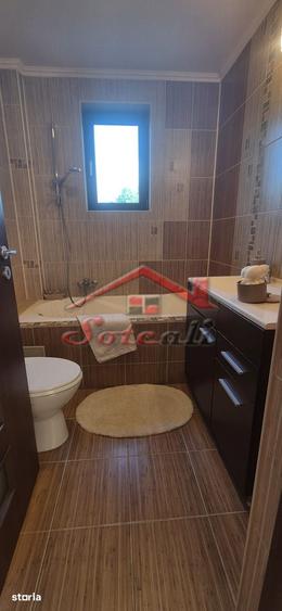 Casă cu 6 camere cu Teren 852 Mp în Central