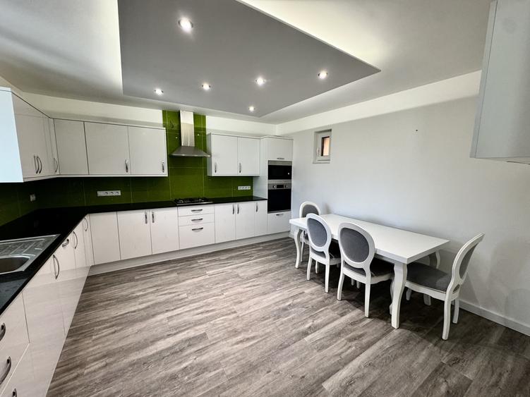 Casă individuală cu 6 camere cu Canalizare în Dâmbul Rotund