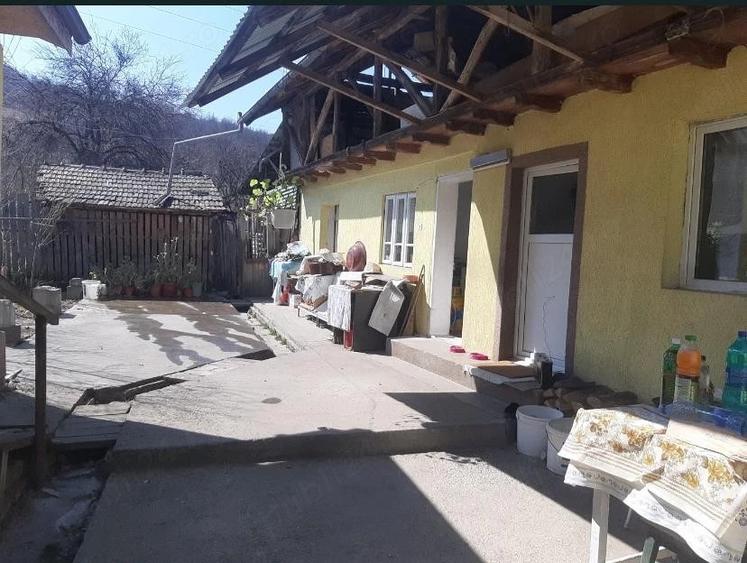 Casă cu 3 camere cu Canalizare în Cislău
