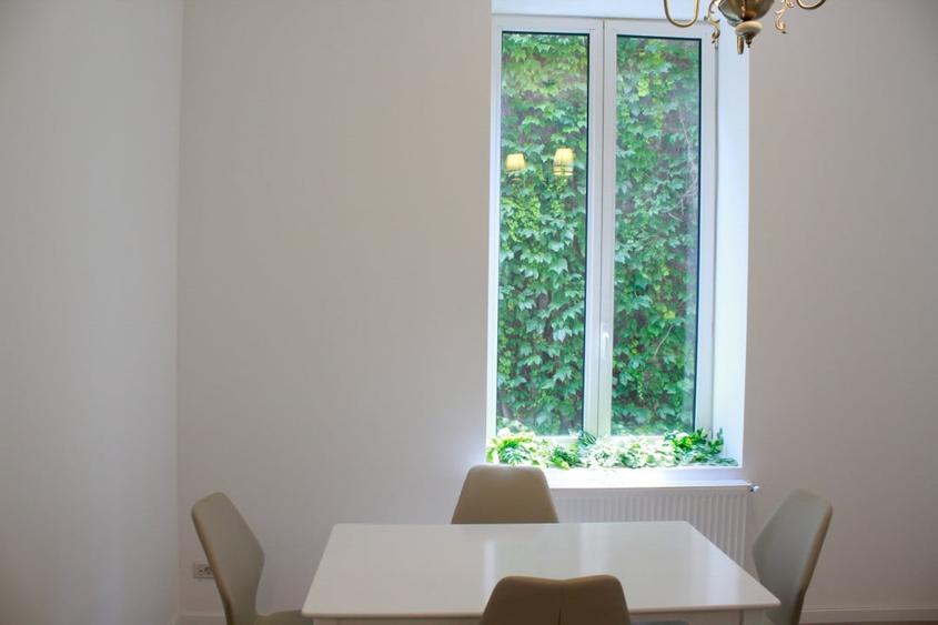 Apartament cu 4 camere semidecomandat în Cișmigiu