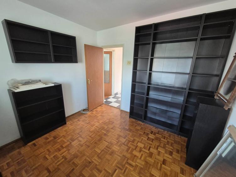 Apartament cu 3 camere semidecomandat în P-ța Muncii