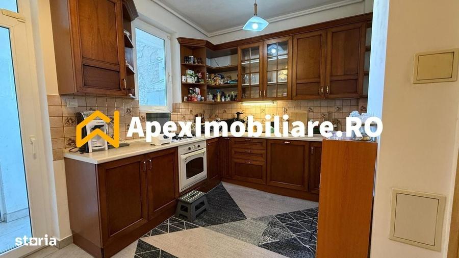 Apartament cu 3 camere semidecomandat în Universitate