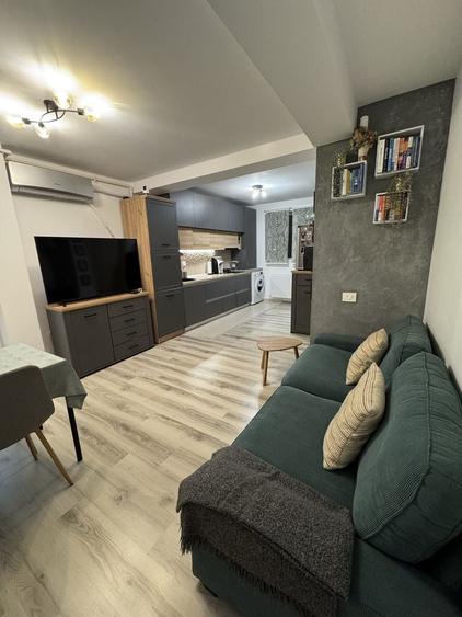 Apartament cu 3 camere semidecomandat în Est