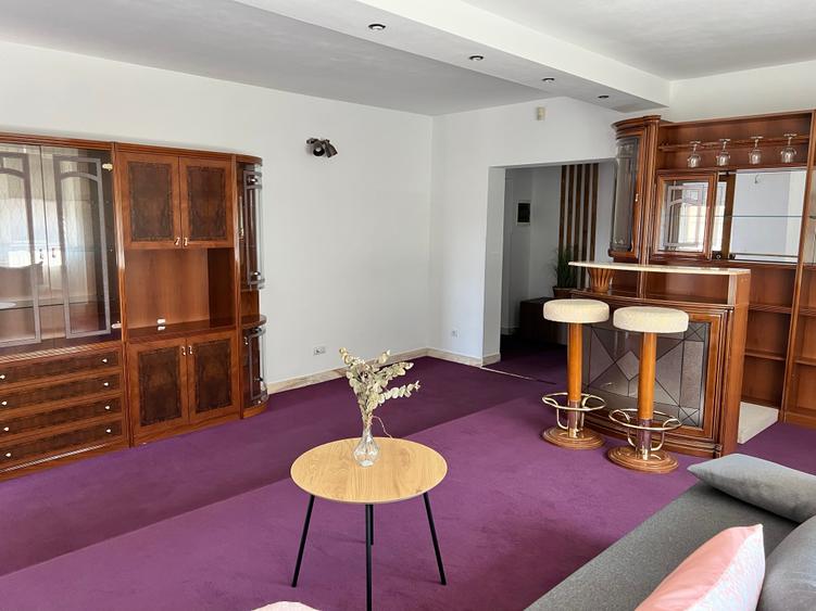 Apartament cu 4 camere decomandat în Central