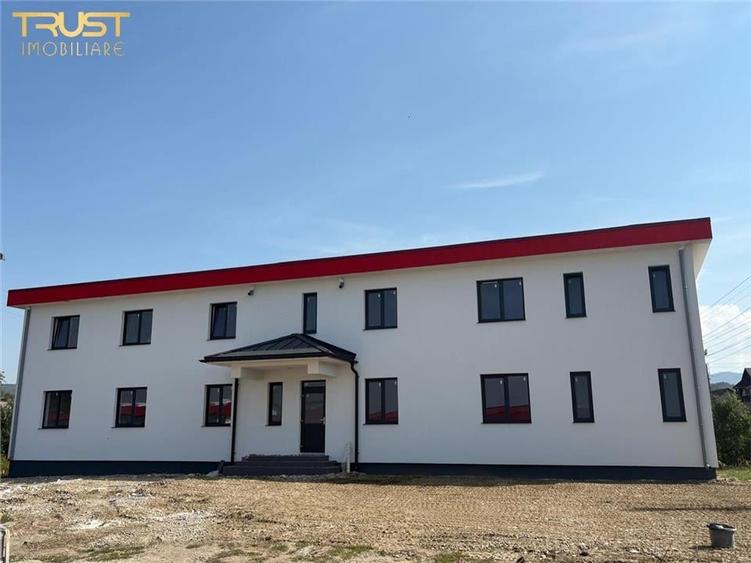 Apartament cu 8 camere semidecomandat în Petriș