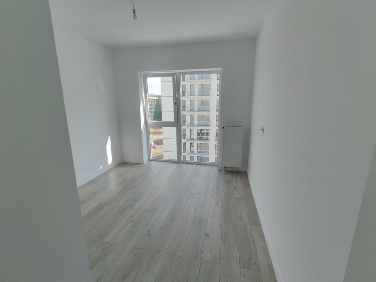 Apartament cu 3 camere semidecomandat în Exterior Vest
