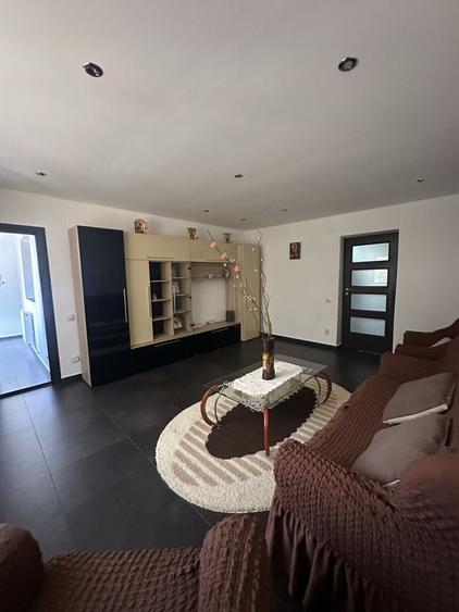 Apartament cu 3 camere decomandat în Exterior Vest