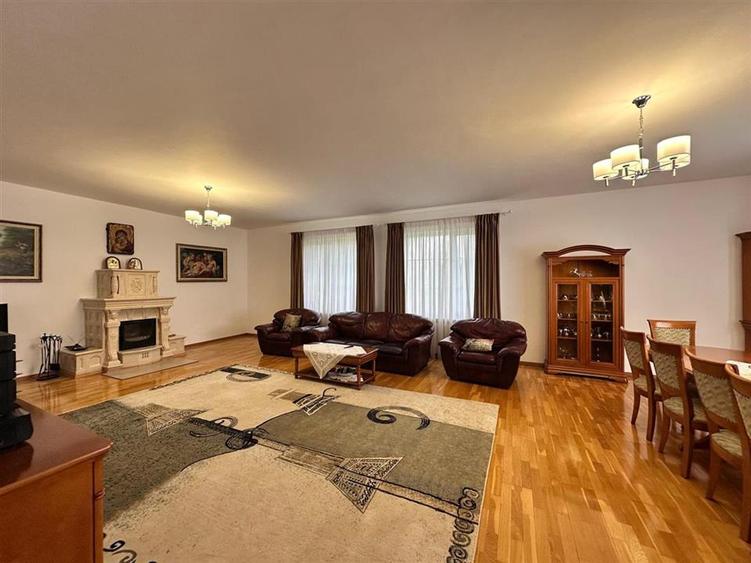 Casă individuală cu 10 camere cu Teren 2418 Mp în Central