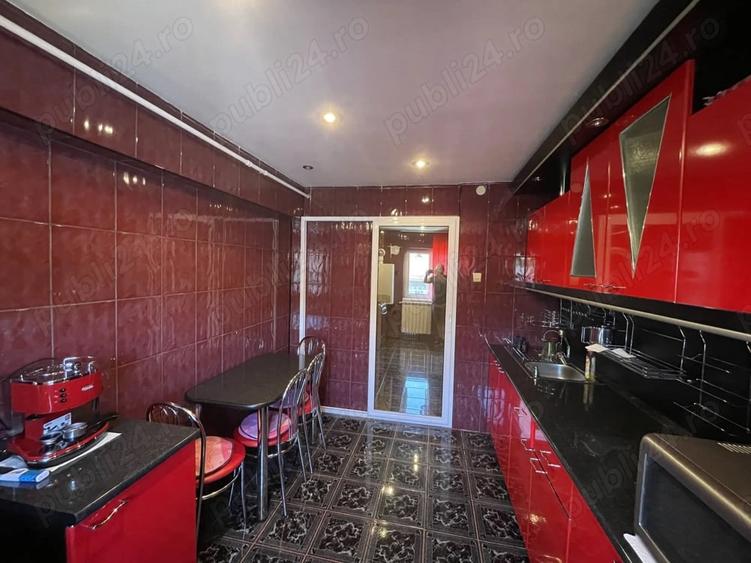 Apartament cu 3 camere decomandat în Petros