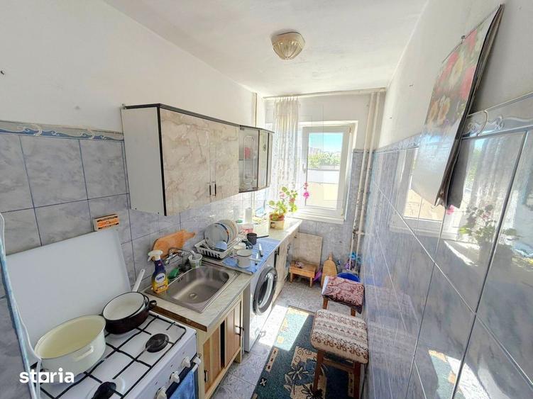 Apartament cu 3 camere semidecomandat în Craiovița Nouă