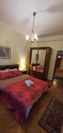 Apartament cu 3 camere semidecomandat în Calea Victoriei