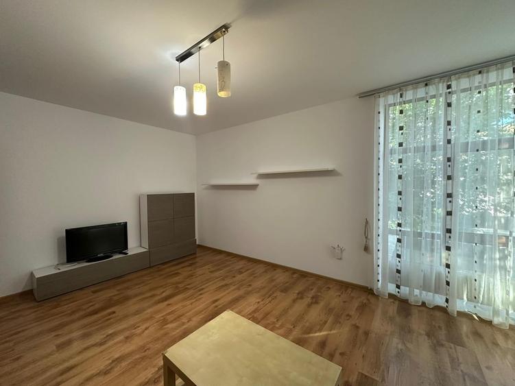 Apartament cu 3 camere semidecomandat în Calea Dumbrăvii