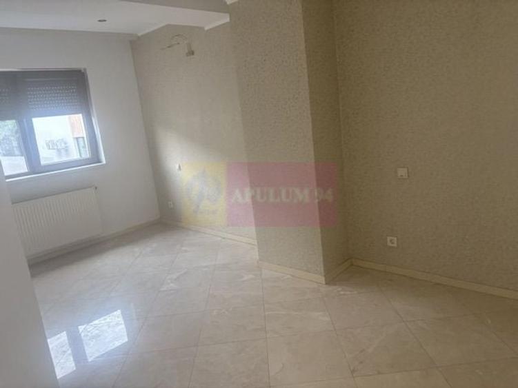 Apartament cu 4 camere semidecomandat, mobilat în Băneasa