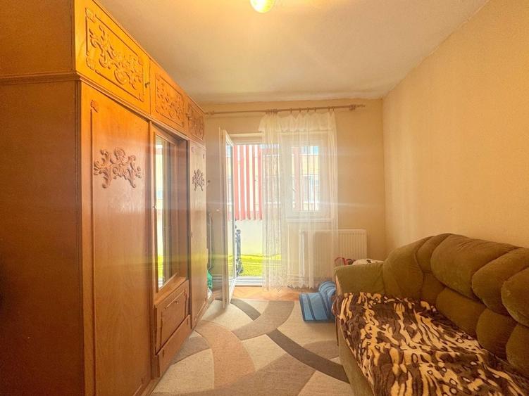 Apartament cu 3 camere semidecomandat, mobilat în Girocului