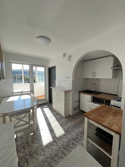 Apartament cu 3 camere decomandat în Tudor