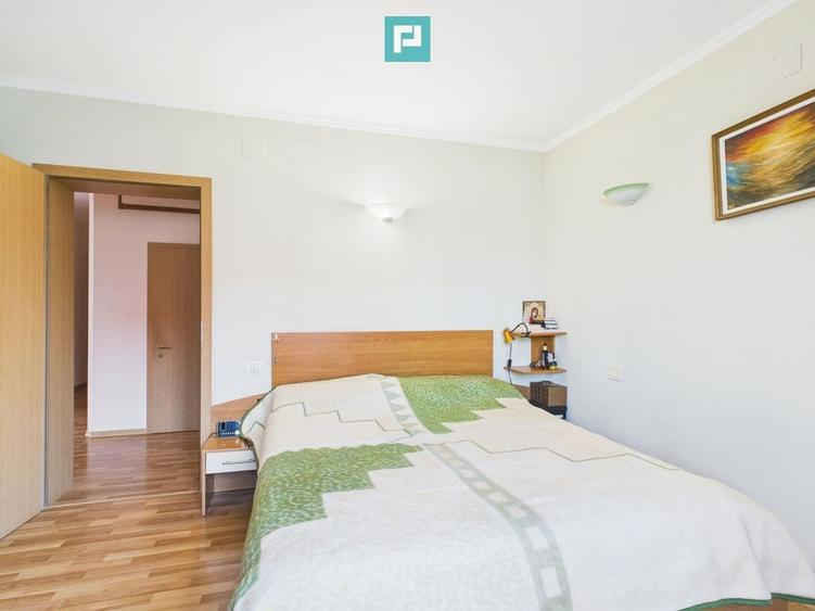 Casă cu 5 camere cu Teren 431 Mp în Aradului