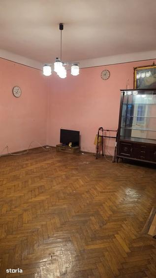 Casă cu 5 camere cu Teren 250 Mp în Ion Creangă