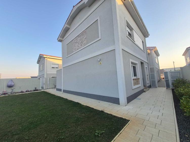 Casă cu 4 camere cu Teren 300 Mp în Central
