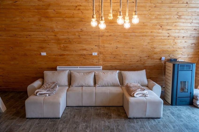 Casă cu 4 camere cu Teren 4000 Mp în Uleni