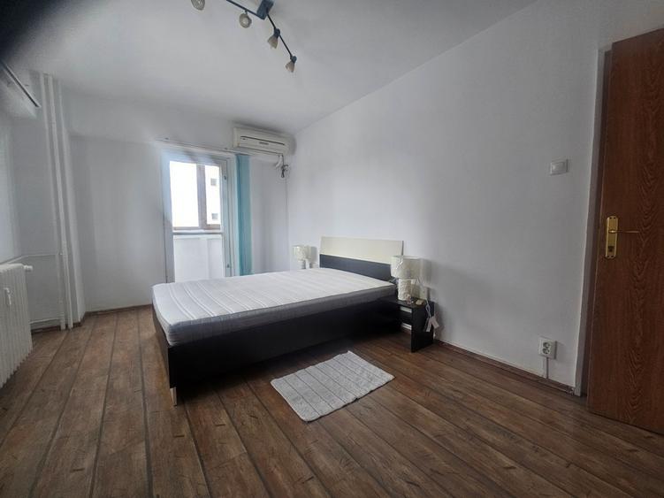 Apartament cu 3 camere decomandat, mobilat în P-ța Victoriei