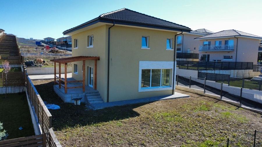 Casă individuală cu 4 camere cu Canalizare în Dezmir