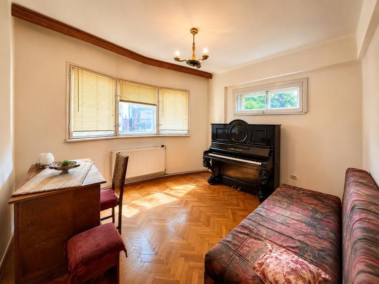 Apartament cu 4 camere semidecomandat în Universitate