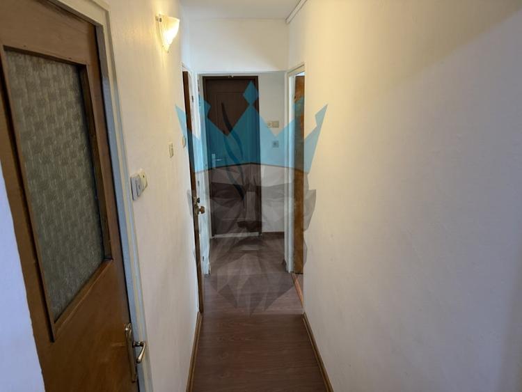 Apartament cu 3 camere decomandat, mobilat în Vitan