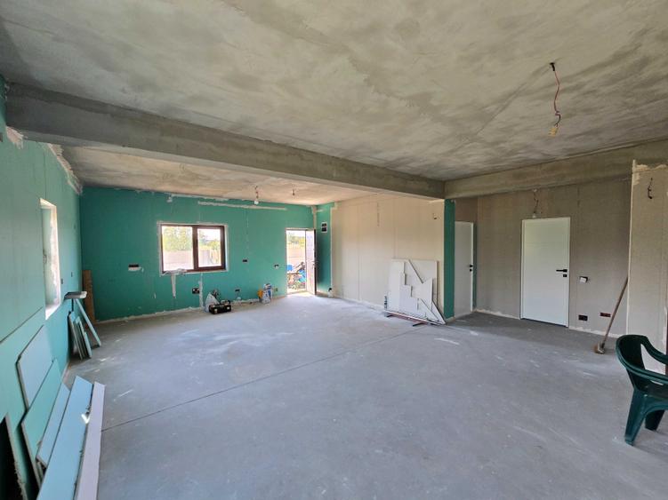 Casă cu 4 camere în Brănești