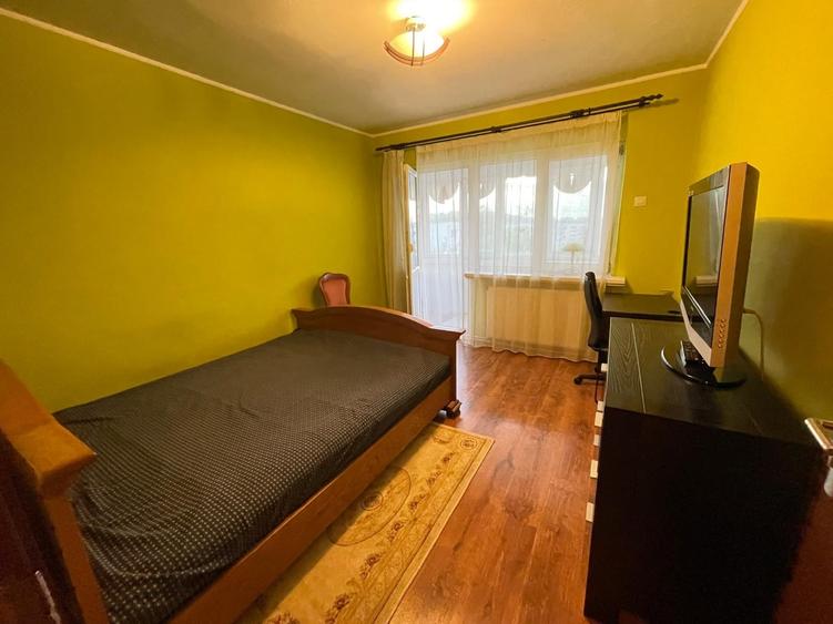 Apartament cu 3 camere semidecomandat, mobilat în Podu Roș
