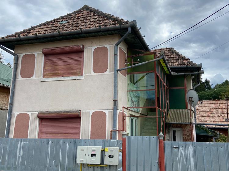 Casă cu 4 camere în Deaj