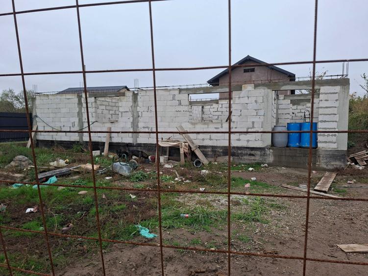 Casă cu 4 camere în Cazasu