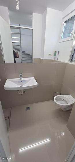 Casă cu 6 camere cu Teren 180 Mp în Grivița