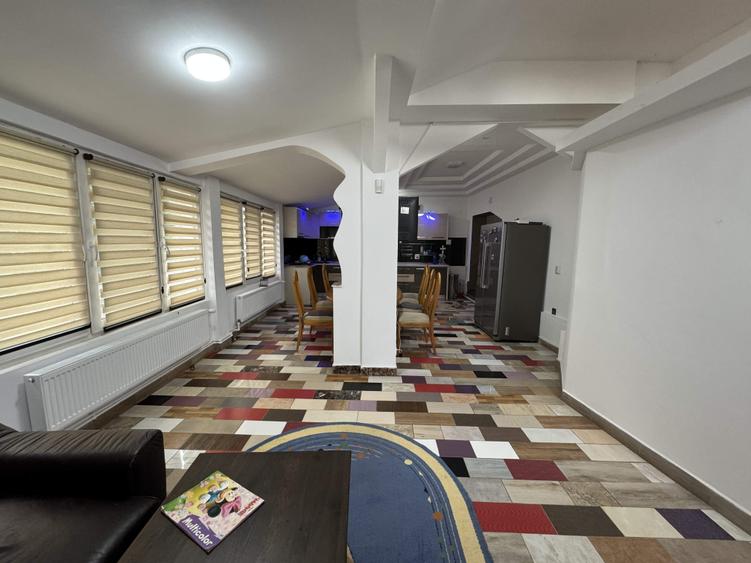 Casă individuală cu 8 camere cu Teren 1000 Mp în Radomirești