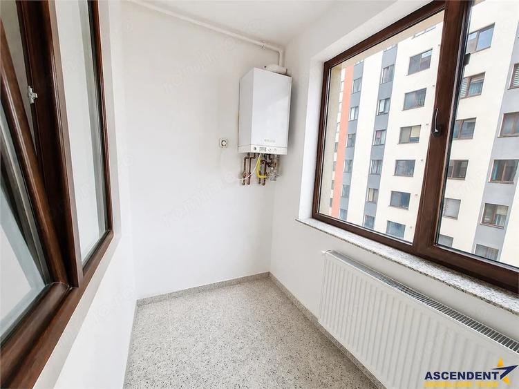 Apartament cu 3 camere decomandat în Tractorul