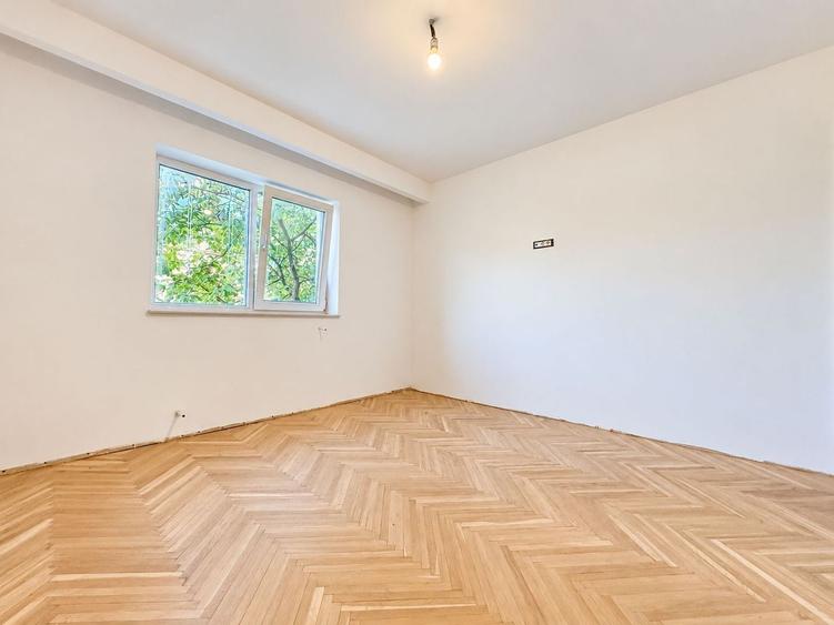 Apartament cu 3 camere decomandat în Lipovei