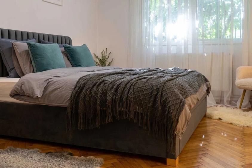 Apartament cu 3 camere semidecomandat, mobilat în Calea Călărașilor
