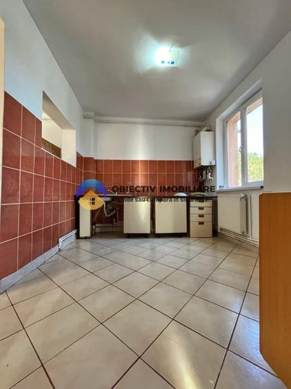 Apartament cu 3 camere semidecomandat în Mărăței
