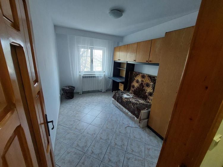 Apartament cu 3 camere decomandat în Exterior Vest