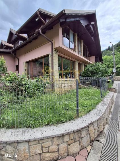 Casă cu 5 camere cu Teren 3645 Mp în Central
